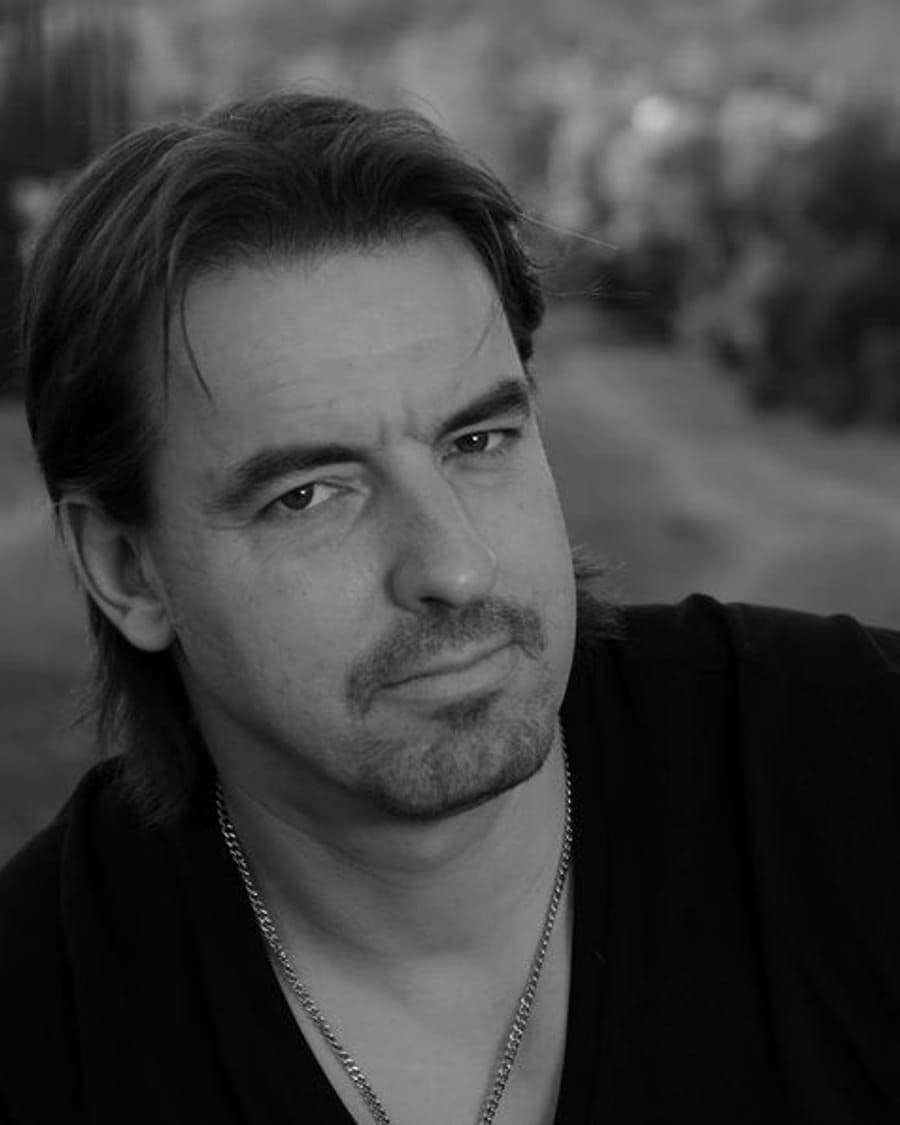Victor Torres — Spanish guitar and vocals, Calé
